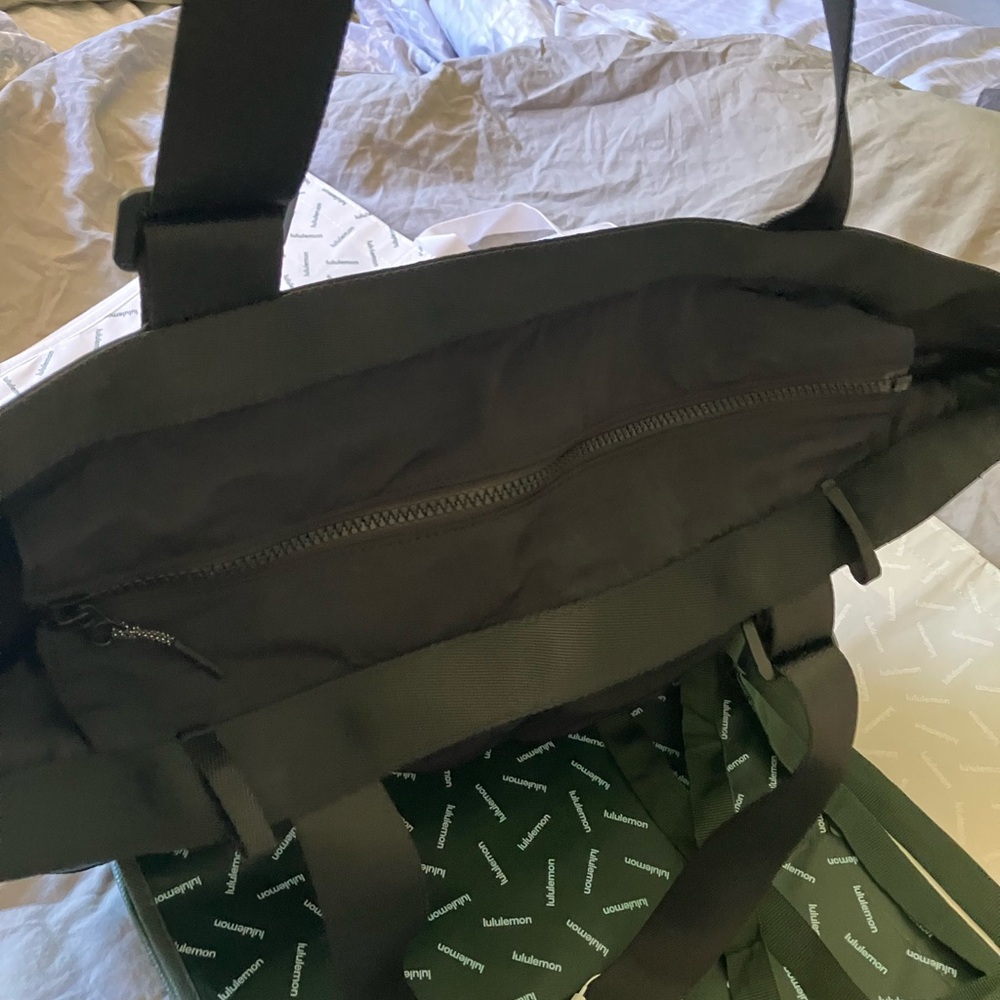 lululemon Clean Lines Tote Bag, 22 Liter, Black - Picture 4 of 5